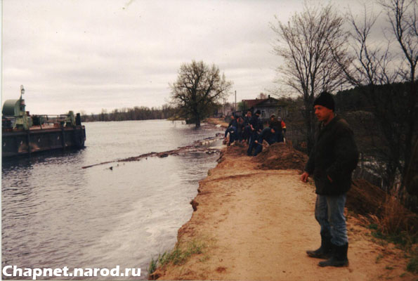 Укрепление дамбы силами жителей поселка Аркуль в 2002 году